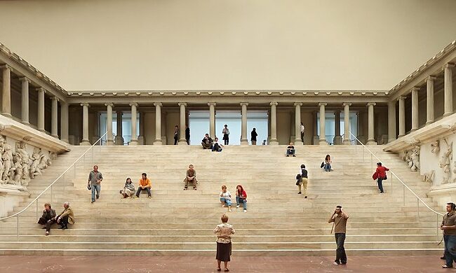 Berlin_Pergamonmuseum_-_Altar_01 By Lestat (Jan Mehlich)/ Wiki Commons