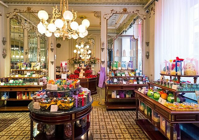 Vienna, cafe demel By a.canvas.of.light/ Wiki Commons