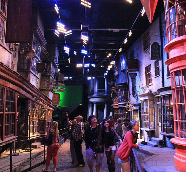 1024px-The_Making_of_Harry_Potter_29-05-2012_(7528994480) 1024px-The_Making_of_Harry_Potter_29-05-2012_(7528994480)